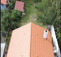 3D, Predaj novostavba, celoročne obývateľná chata, Stupava, Ovocinár - Záhrada pri chate v Stupave ovocinár, obklopená stromami a zeleným trávnikom.