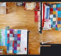 3D, Predaj novostavba, celoročne obývateľná chata, Stupava, Ovocinár - Izba v chate s dvoma farebnými posteľami a drevenou podlahou.