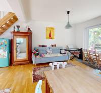 3D, Predaj novostavba, celoročne obývateľná chata, Stupava, Ovocinár - Obývacia izba v chate s pohovkou, jedálenským stolom a klavírom.