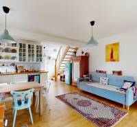 3D, Predaj novostavba, celoročne obývateľná chata, Stupava, Ovocinár - Svetlá miestnosť v Chate s dreveným nábytkom, kuchyňou a kútikom na hranie klavíru.