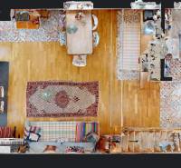 3D, Predaj novostavba, celoročne obývateľná chata, Stupava, Ovocinár - Pôdorys Chaty s kobercami, drevenou podlahou a jedálenským stolom v centre miestnosti.