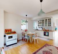 3D, Predaj novostavba, celoročne obývateľná chata, Stupava, Ovocinár - Interiér chaty s kuchyňou, drevenými podlahami a útulnými dekoráciami.