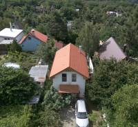 3D, Predaj novostavba, celoročne obývateľná chata, Stupava, Ovocinár - Chata v Stupave obklopená zeleňou s výhľadom na okolité kopce.