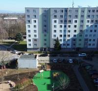 3-izbový byt s extrémne nízkymi nákladmi v Michalovciach - Na Leningradskej ulici v Michalovciach sa nachádza bytový komplex s detským ihriskom.