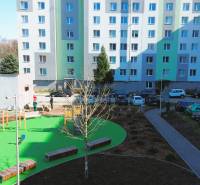 3-izbový byt s extrémne nízkymi nákladmi v Michalovciach - Bytový dom na Leningradskej ulici v Michalovciach s detským ihriskom a parkoviskom.