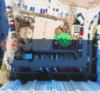 3-izbový byt s extrémne nízkymi nákladmi v Michalovciach - Letecký pohľad na parkovisko a ihrisko medzi bytovkami na Leningradskej ulici v Michalovciach.