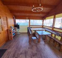 Predáme záhradu so zrubovou chatou, Nitra - Dolné Krškany - Drevený altánok s lavicami a stolom, podlaha s dreveným dekorom, Záhrady.