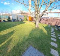 Predáme záhradu so zrubovou chatou, Nitra - Dolné Krškany - Záhrady v Dolných Krškanoch, Nitra s krbom, stromom, trávnikom a tienidlom.