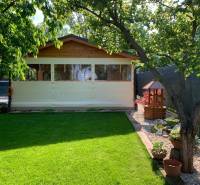 Predáme záhradu so zrubovou chatou, Nitra - Dolné Krškany - Záhrady v Dolných Krškanoch, Nitra, s trávnikom, altánkom a drevinami.