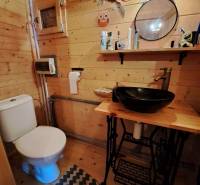 Predáme záhradu so zrubovou chatou, Nitra - Dolné Krškany - Drevený interiér kúpeľne so zrkadlom, poličkou a umývadlom v Záhradách.