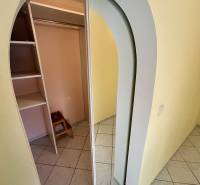 Predaj 3 izb. bytu s balkónom v NZ - Zrkadlová šatníková skriňa a kachličková podlaha v chodbe 3-izbového bytu.