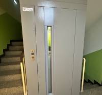 Predaj 3 izb. bytu s balkónom v NZ - Výťah v bytovom dome na M. R. Štefánika, Nové Zámky, blízko 3-izbového bytu.