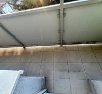 Predaj 3 izb. bytu s balkónom v NZ - Balkón s dlažbou z 3-izbového bytu na M. R. Štefánika v Nových Zámkoch.