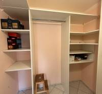 Predaj 3 izb. bytu s balkónom v NZ - Úložný priestor v 3-izbovom byte s policami a keramickou dlažbou.