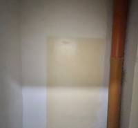 Predaj 3 izb. bytu s balkónom v NZ - Stena a trúbka v kúpeľni v 3-izbovom byte, bez podlahového krytia.