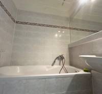 Predaj 3 izb. bytu s balkónom v NZ - Kúpeľňa s vaňou a umývadlom v 3-izbovom byte má svetlé obklady.