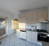 Predaj 3 izb. bytu s balkónom v NZ - Kuchyňa v 3-izbovom byte s kachličkovou podlahou a svetlými skrinkami.