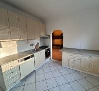 Predaj 3 izb. bytu s balkónom v NZ - Kuchyňa v 3-izbovom byte s bielymi skrinkami a kachličkovou podlahou.