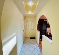 Predaj 3 izb. bytu s balkónom v NZ - Chodba v 3-izbovom byte s kachličkovou podlahou a svetlými stenami.