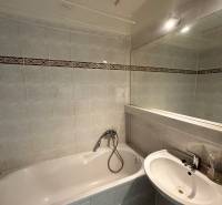 Predaj 3 izb. bytu s balkónom v NZ - Kúpeľňa s vaňou a umývadlom v 3-izbovom byte s dlažbou na podlahe.