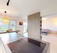 Novozariadený rodinný dom s veľkými spálňami i šatníkom pri Trenčíne   - Otvorený interiér rodinného domu s kuchyňou, jedálňou a pohodlným obývacím kútom.