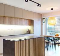 Novozariadený rodinný dom s veľkými spálňami i šatníkom pri Trenčíne   - Kuchyňa v rodinnom dome s dreveným dekorom nábytku a veľkými oknami.