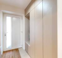 Novozariadený rodinný dom s veľkými spálňami i šatníkom pri Trenčíne   - Vstupná chodba rodinného domu s vešiakovou skriňou, zrkadlom a kobercom.