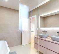 Novozariadený rodinný dom s veľkými spálňami i šatníkom pri Trenčíne   - Kúpeľňa s vaňou, dvomi umývadlami a zrkadlom v rodinnom dome.