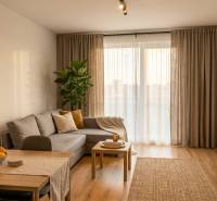 - PRENÁJOM 2-IZ. BYTU S PARKOVACÍM MIESTOM – MILOSLAVOV - Obývačka v 2-izbovom byte s podlahou s dreveným dekorom.