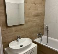 - PRENÁJOM 2-IZ. BYTU S PARKOVACÍM MIESTOM – MILOSLAVOV - Kúpeľňa v 2-izbovom byte s podlahou s dreveným dekorom a vaňou.