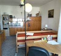 Veľký 2-izbový byt, Martin - Sever - REZERVOVANÉ - Izba v 2-izbovom byte s nábytkom, posteľou a dekoráciami na policiach.