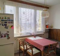 Veľký 2-izbový byt, Martin - Sever - REZERVOVANÉ - Kuchyňa v 2-izbovom byte s jedálenským stolom, stoličkami a chladničkou s magnetkami.