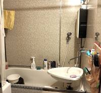 Veľký 2-izbový byt, Martin - Sever - REZERVOVANÉ - Kúpeľňa v 2-izbovom byte s vaňou, umývadlom a obloženými stenami.