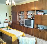 Veľký 2-izbový byt, Martin - Sever - REZERVOVANÉ - Obývačka v 2-izbovom byte s drevo dekorom nábytku a retro televízorom.