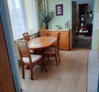 2 izbový byt na Severe - Jedálenský kút v 2-izbovom byte s podlahou s dreveným dekorom a svetlým nábytkom.
