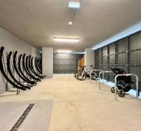 KOMPLETNE ZARIADENÝ SVETLÝ 2-IZB. BYT, NOVOSTAVBA NUPPU, HRANIČNÁ UL. - Priestor na parkovanie bicyklov a kočíkov v bytovom komplexe na Hraničnej v Ružinove.