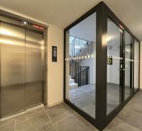 KOMPLETNE ZARIADENÝ SVETLÝ 2-IZB. BYT, NOVOSTAVBA NUPPU, HRANIČNÁ UL. - Výťah a presklené schodisko v budove na Hraničnej v Bratislave - Ružinove.