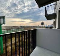 KOMPLETNE ZARIADENÝ SVETLÝ 2-IZB. BYT, NOVOSTAVBA NUPPU, HRANIČNÁ UL. - Balkón 2-izbového bytu s výhľadom na mesto v Bratislave, Ružinov, Hraničná.