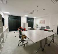 KOMPLETNE ZARIADENÝ SVETLÝ 2-IZB. BYT, NOVOSTAVBA NUPPU, HRANIČNÁ UL. - Kancelária s bielym nábytkom, dvoma pracovnými stolmi a policami v 2-izbovom byte.