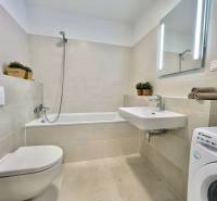 KOMPLETNE ZARIADENÝ SVETLÝ 2-IZB. BYT, NOVOSTAVBA NUPPU, HRANIČNÁ UL. - Kúpeľňa v 2-izbovom byte so sprchou, vaňou, práčkou a umývadlom.