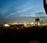 KOMPLETNE ZARIADENÝ SVETLÝ 2-IZB. BYT, NOVOSTAVBA NUPPU, HRANIČNÁ UL. - Výhľad z 2-izbového bytu na večerné svetlá mesta Bratislava - Ružinov, Hraničná.