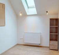 Na prenájom zariadené kancelárie v centre mesta Holíč - Kancelária s podlahou s dreveným dekorom, nástennou doskou a poličkou.