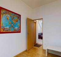 Na prenájom zariadené kancelárie v centre mesta Holíč - Kancelárie s mapou na stene, dverami a podlahou s dreveným dekorom.