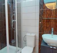 Na prenájom zariadené kancelárie v centre mesta Holíč - Kúpeľňa s modernou sprchou, umývadlom na skrinke a toaletou v Kanceláriách.