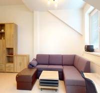 Na prenájom zariadené kancelárie v centre mesta Holíč - Vo fotografii kancelárie dominuje fialová sedačka a svetlé drevené dekorácie.