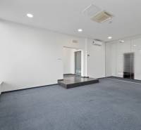 Prenájom kancelárií s TERASOU a výborným parkovaním, 150 m2, Ružinov - Kancelária s kobercovou podlahou, sklenými priečkami a klimatizáciou.