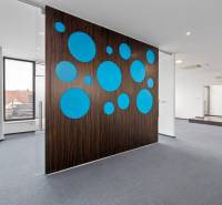 Prenájom kancelárií s TERASOU a výborným parkovaním, 150 m2, Ružinov - Interiér kancelárií s dekoratívnou stenou a presklenými dverami v Bratislave - Ružinove.