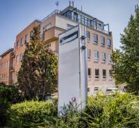 Prenájom kancelárií s TERASOU a výborným parkovaním, 150 m2, Ružinov - Budova kancelárií v Bratislave - Ružinove na Nových záhradách obklopená zeleňou.