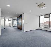Prenájom kancelárií s TERASOU a výborným parkovaním, 150 m2, Ružinov - Kancelárie so sklenenými stenami a modrým kobercom, centrum priestranného priestoru.