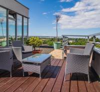 Prenájom kancelárií s TERASOU a výborným parkovaním, 150 m2, Ružinov - Terasa s nábytkom v kanceláriách na Nových záhradách, Bratislava - Ružinov.